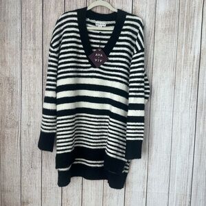 Ava & Viv Striped V-Neck Sweater in Black and White